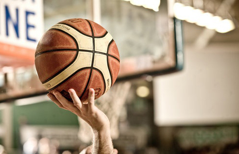 Come gestire e trattare gli infortuni alle dita nel giocatore di basket.